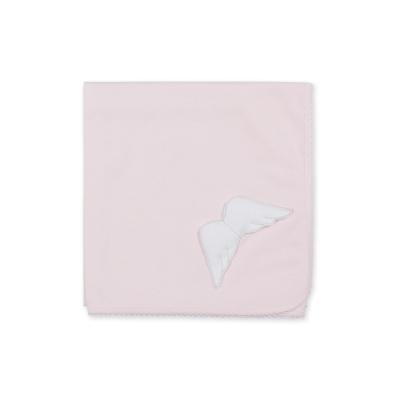 Manta rosa clara com asas brancas bordadas no canto.