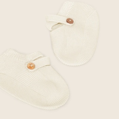 Patucos de bebé em malha branca com botão castanho