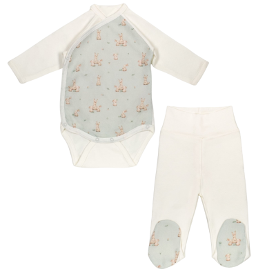 Conjunto de roupa de bebé creme com padrão de coelhos
