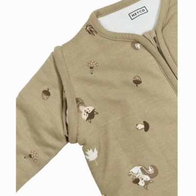 Pijama bege para bebé com estampados de esquilos, cogumelos e folhas e fecho zip