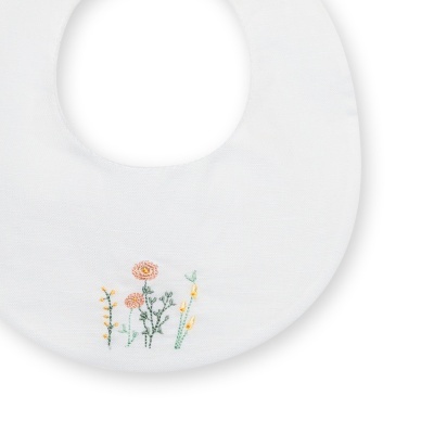 Babete branco com bordado de flores coloridas