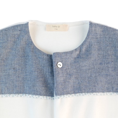 Camisola de bebé azul cinzento e branco com gola redonda e botão único
