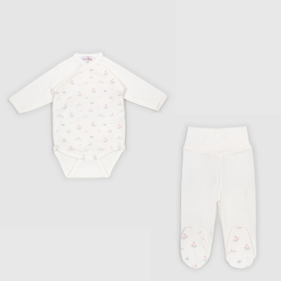 Conjunto de roupa de bebé branco com padrão de patinhos e calças com pés fechados