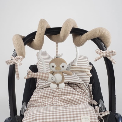 Brinquedo espiral de tecido bege com peluche de pinguim e peixes para carro de bebé