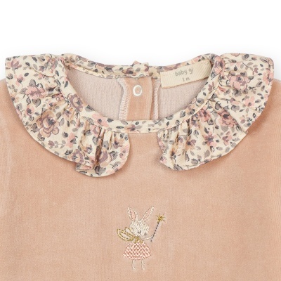 Blusa de bebé rosa com gola floral e bordado de coelhinho.