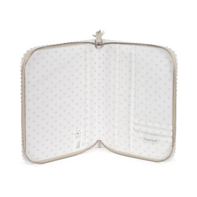 Estojo aberto branco com padrão de coroas douradas e fecho com pingente em forma de coroa