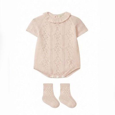 Conjunto de body e meias de bebé em malha cor-de-rosa com padrão em relevo.