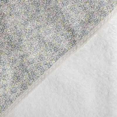 tecido floral colorido unido a tecido branco felpudo com renda