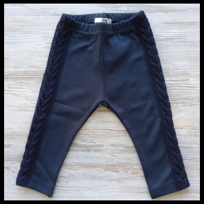 Calças de criança pretas com acabamento trançado nas laterais e cintura elástica