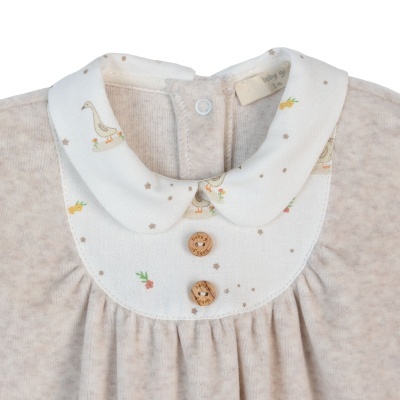 Vestido bege para bebé com gola branca decorada com padrões de gansos e cenouras