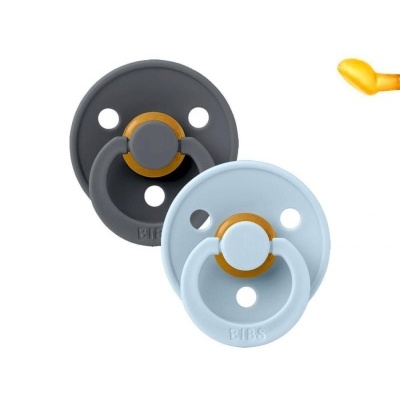 Duas chupetas BIBS em cinza escuro e azul claro com detalhes mostarda