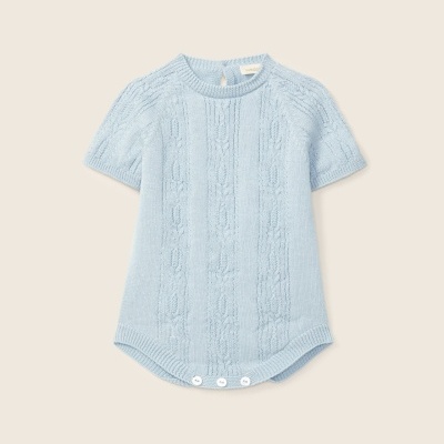 Body de bebé azul claro em malha com padrão de tranças e botões