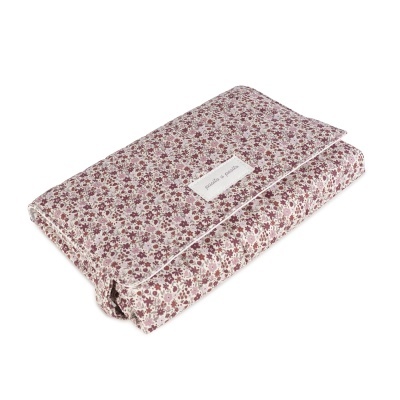 Carteira de tecido acolchoado com padrão floral em tons de rosa, vermelho e branco, com etiqueta persto a parto