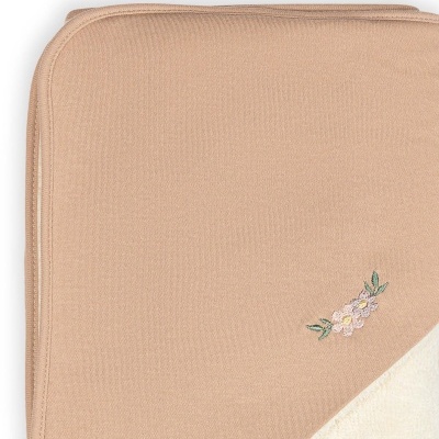 Cobertor ou manta bege com bordado de flores no canto