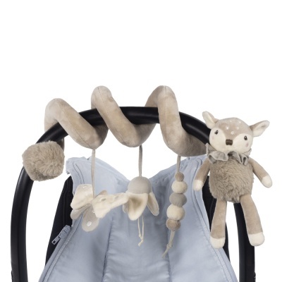 Brinquedo pendente para bebé com espiral bege e castanha e figura de veado de peluche.