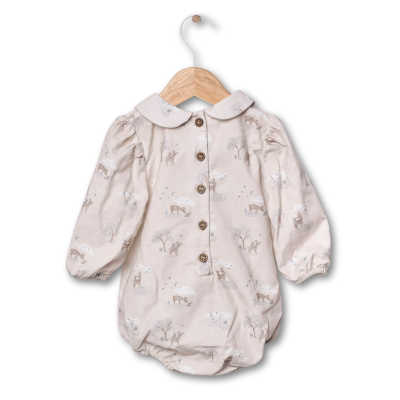 Macacão de bebé rosa claro com padrão de animais e árvores e botões frontais