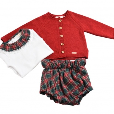 conjunto infantil vermelho, branco e xadrez verde e vermelho