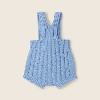 Macacão de bebé azul claro em malha com tranças e alças largas