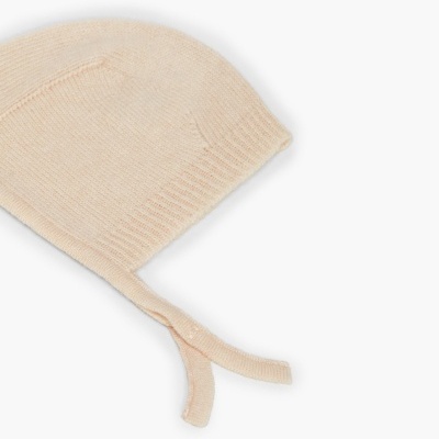 Gorro de malha bege com alças finas para amarrar