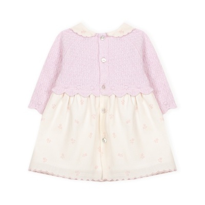 Vestido infantil rosa claro e creme com padrões florais e botões frontais
