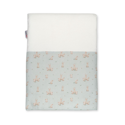 Fralda de pano branca e azul clara com estampado de coelhos cor de rosa.