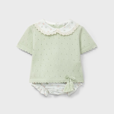 Conjunto de bebé com camisola verde clara de malha e calções às riscas com laço e pompons