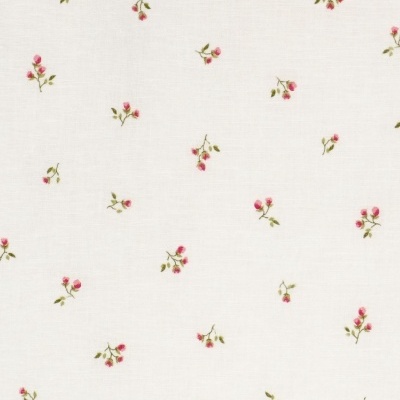 Tecido branco com padrão de pequenos ramos de flores cor de rosa e folhas verdes.