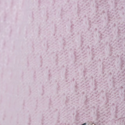 Pano rosa de malha com padrão texturizado e pendente redondo.