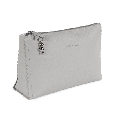 Necessaire branca em couro com fecho prateado e decoração de bolas metálicas