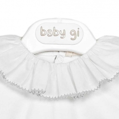 Camisa branca de bebé com gola frisada em cabide branco
