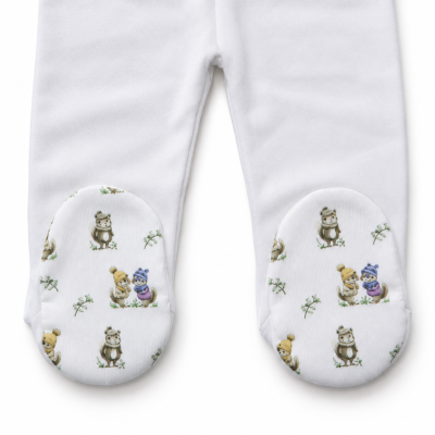 Pelele branco de bebé com pezinhos estampados com desenhos de animais e raminhos