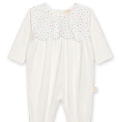 Babygrow branco com padrão floral nas costas e mangas compridas