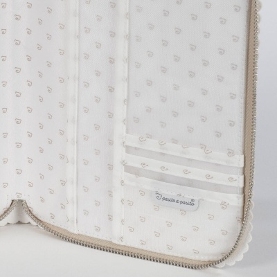 Estojo branco em tecido com padrão pequeno de corações castanhos e fecho de correr