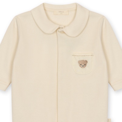 Camisola creme de bebé com gola redonda e bolso com urso bordado