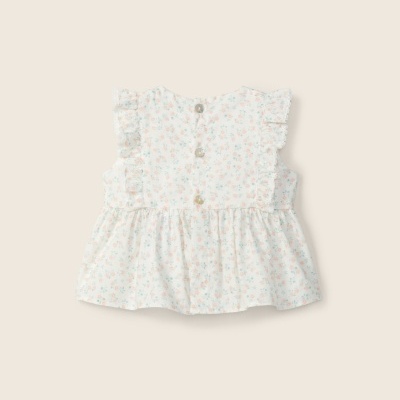 Blusa de bebé com padrão floral e folhos nas mangas.