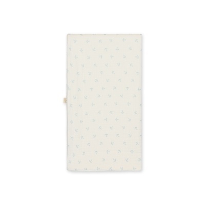 Fralda branca com âncoras azuis pequenas