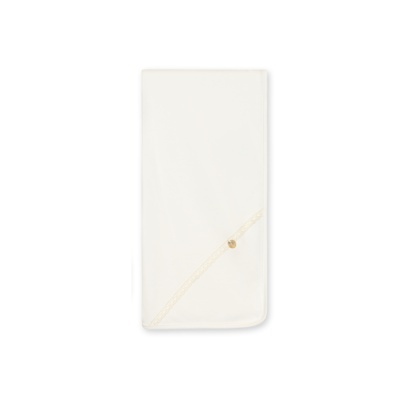 Manta branca com renda e pendente dourado