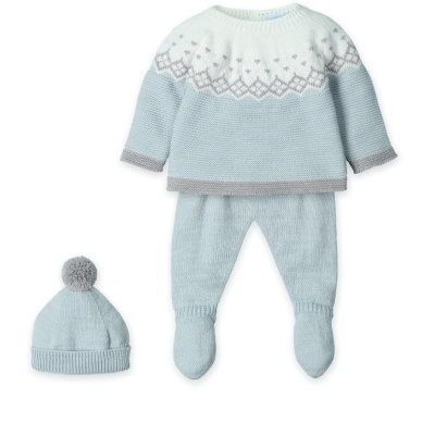 Conjunto de bebé de malha azul clara com gola branca e padrão cinzento