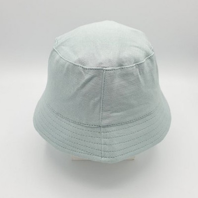 Chapéu tipo pescador cinza claro com aba larga em fundo branco