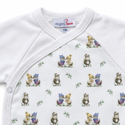 Body de bebé branco com padrão de animais e etiqueta mighty love