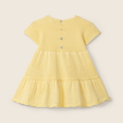 Vestido de malha amarelo para bebé com botões e textura variada