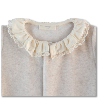 Camisola de bebé cinza claro com gola creme e renda