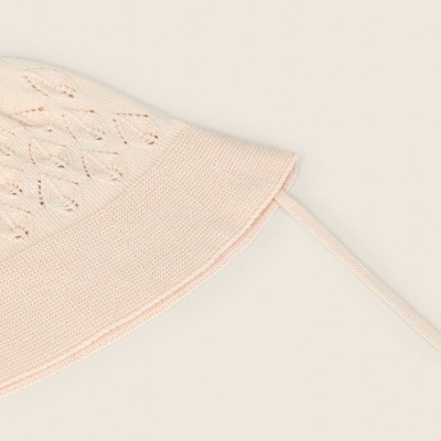 Chapéu de malha cor de rosa claro com padrão de folhas perfuradas e aba larga