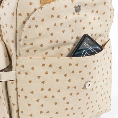 Mochila bege com corações castanhos e bolso frontal com telemóvel