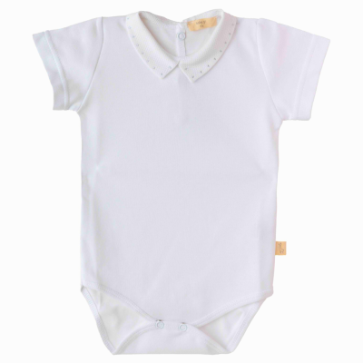 Body branco para bebé com gola decorativa e fecho de pressão