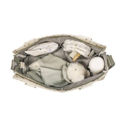 Mala de maternidade com conteúdos de bebé vista de cima