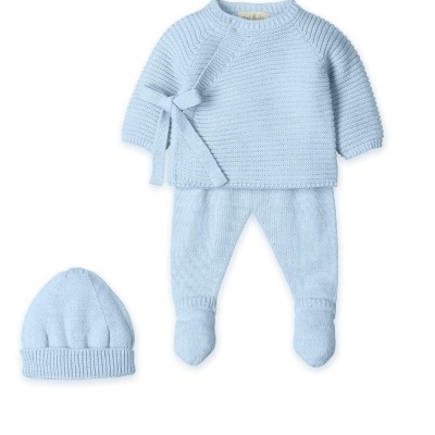 Conjunto de bebé azul claro em malha com camisola, calças e gorro
