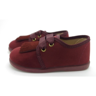 Sapatos infantis castanho-avermelhados com franjas e atacadores em ilhós dourados