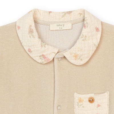 Gola e bolso de roupa de bebé bege com padrão floral e etiqueta baby gi 1m
