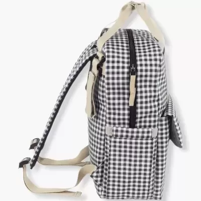 Mochila xadrez preto e branco vista de lado